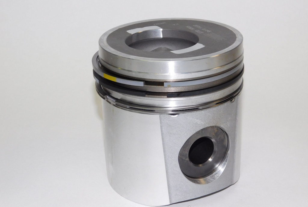 RE70689, RE70689K Поршень John Deere 6081